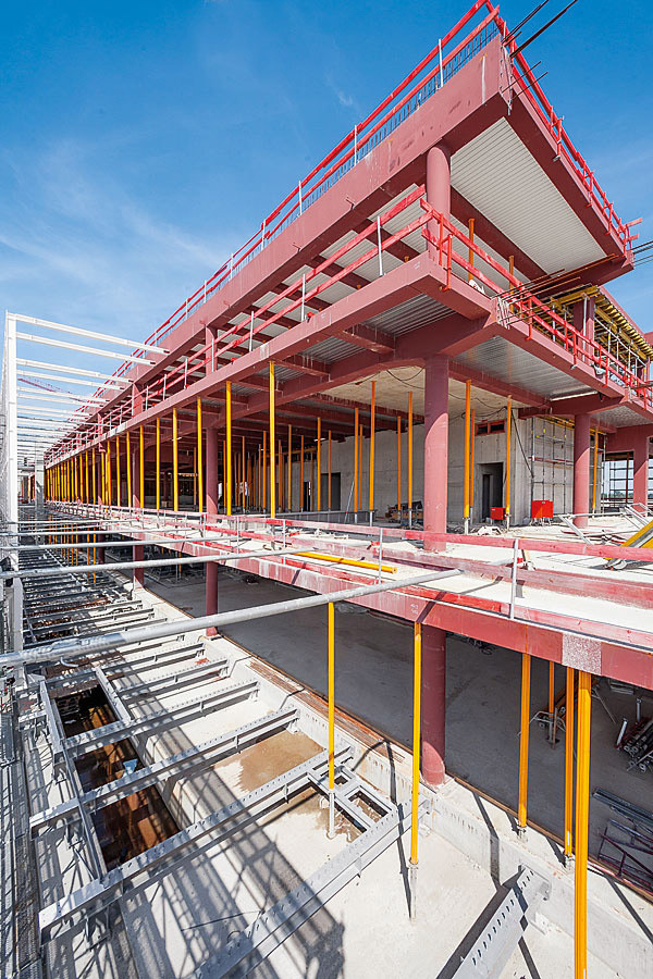 Více než 4500 stropních stojek MULTIPROP podepírá ocelovou konstrukci až do doby, než bude po vyzrání betonu samonosná