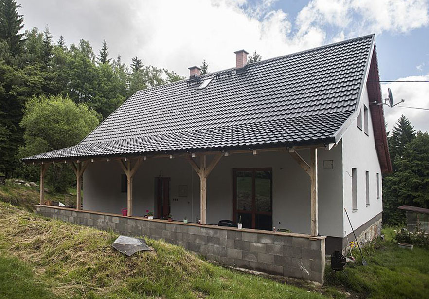 Sedlová střecha klempíře Pavla, který aby docílil jednoduché střechy, dokonce zboural část domu, který byl původně ve tvaru T