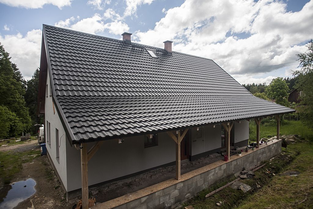 Sedlová střecha klempíře Pavla, který aby docílil jednoduché střechy, dokonce zboural část domu, který byl původně ve tvaru T