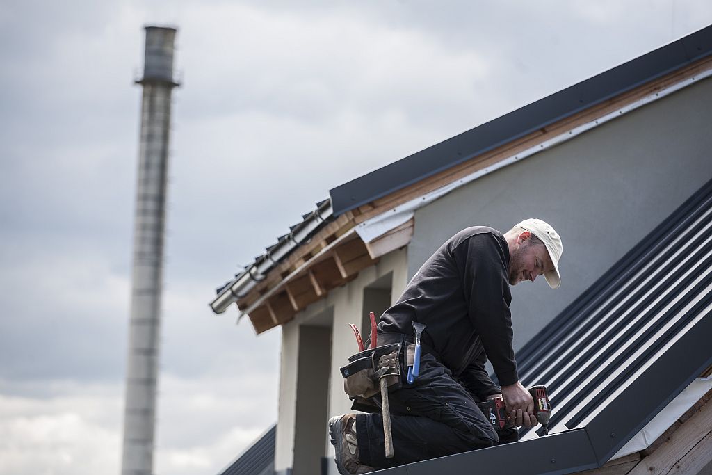 Správná montáž střechy má záruku až 50 let. Pouštět se do velké střechy svépomocí klempíři nedoporučují.