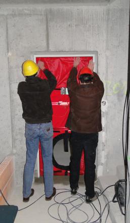 Instalace zařízení pro blower-door test a průběh zkoušky
