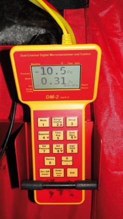 Instalace zařízení pro blower-door test a průběh zkoušky