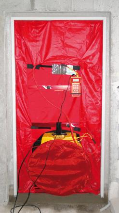 Instalace zařízení pro blower-door test a průběh zkoušky