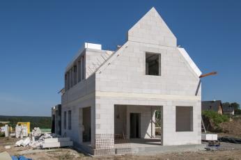 Téměř dokončená hrubá stavba