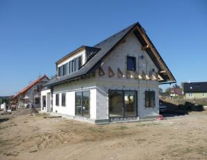 Dům po zastřešení a instalaci otvorových výplní