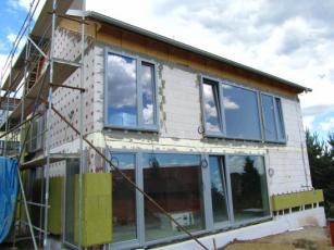 Obr. 1: Provádění profesionálního zateplení Isover TWINNER na energeticky pasivním domu