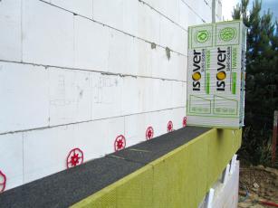 Obr. 2: Provádění profesionálního zateplení Isover TWINNER na energeticky pasivním domu