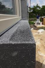 Obr. 9: Příklad poškození šedých izolačních desek aplikovaných bez stínění sítěmi