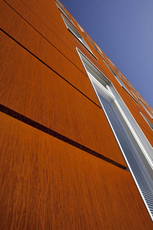 Patinující ocelový plech Cor-Ten na fasádě budovy městské správy ve finském Oulu