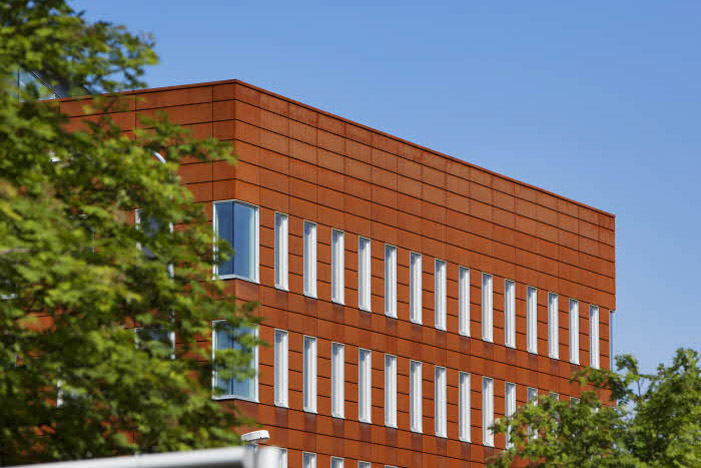 Patinující ocelový plech Cor-Ten na fasádě budovy městské správy ve finském Oulu
