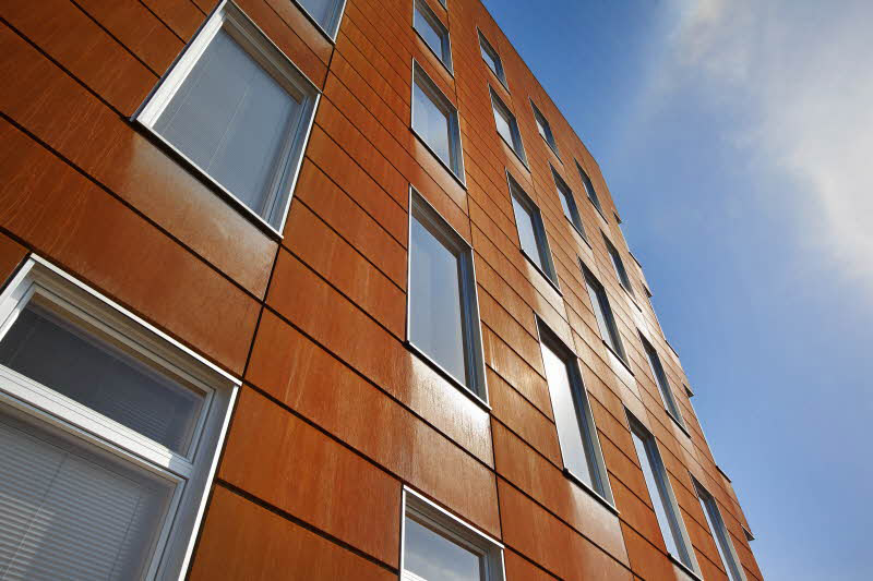 Patinující ocelový plech Cor-Ten na fasádě budovy městské správy ve finském Oulu