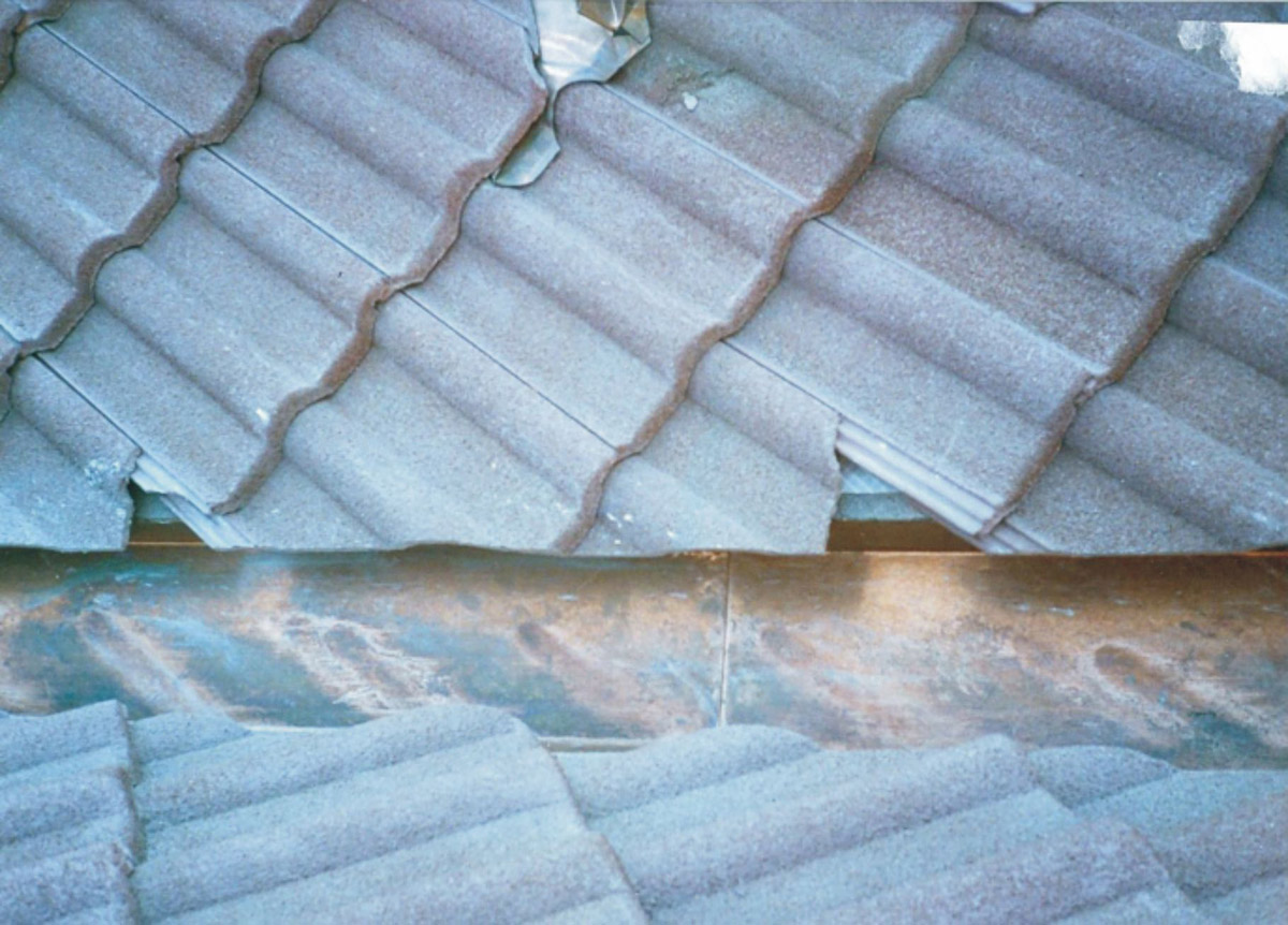 Obr. 1: Linie zlomu kolmá k řezu tašky