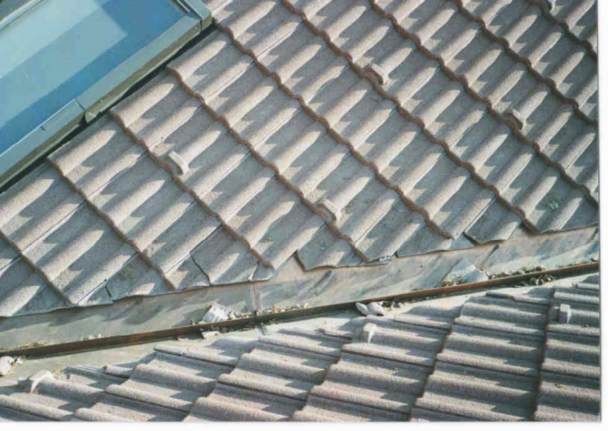 Obr. 2: Linie zlomu kolmá k řezu tašky