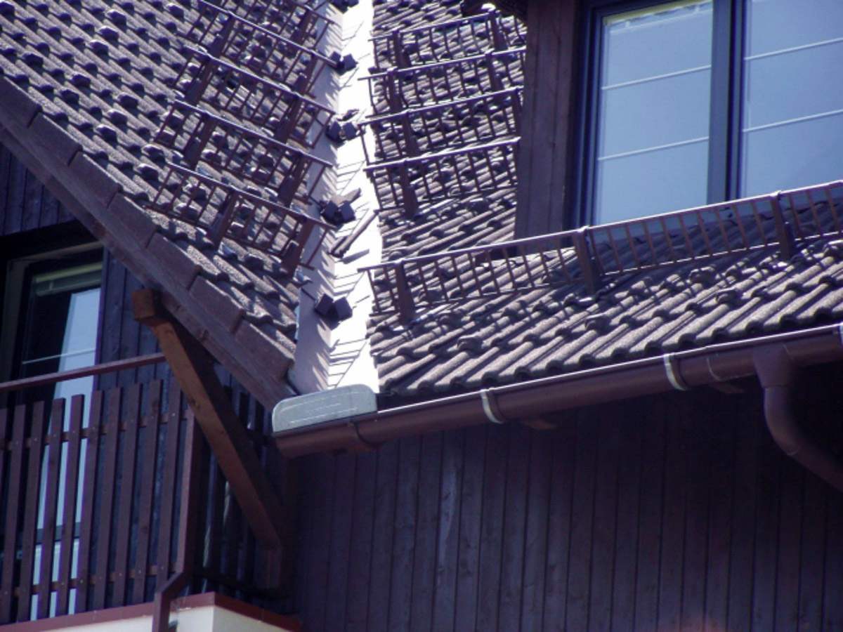 Obr. 4: Zoufalý pokus obelstít přírodu mnohonásobnou montáží sněholamů podél úžlabí