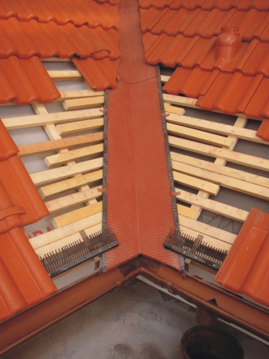 Obr. 5b: Plné bednění v úžlabí nebo alespoň zahuštěné laťování je optimální předpoklad pro aplikaci PUR pěny