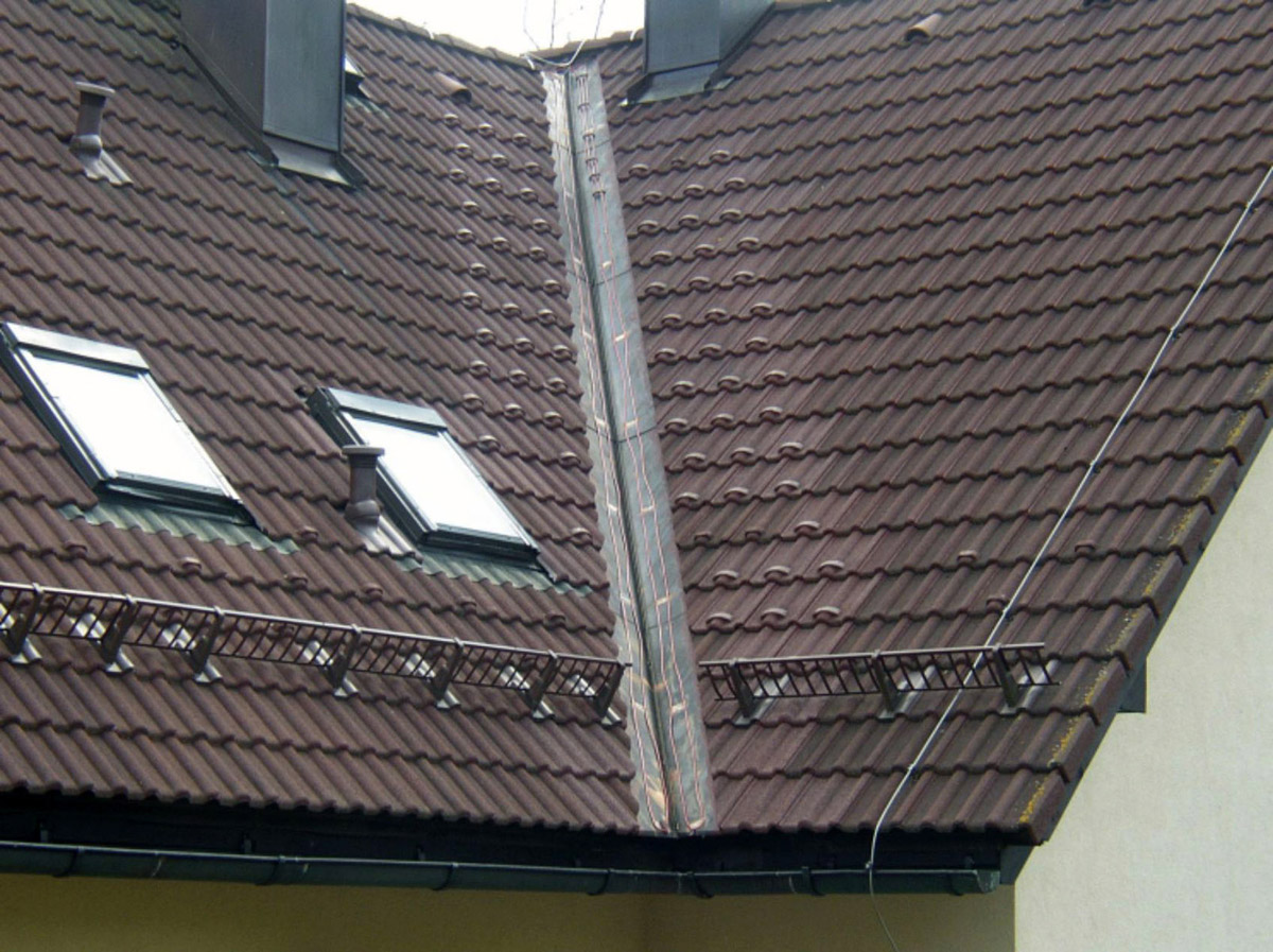 Obr. 6a: Neporušené úžlabí, kde byla aplikována PUR pěna a instalovány topné kabely, stav po zimě 2005/2006