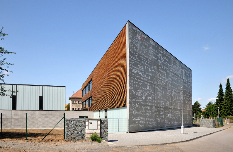 Nová budova základní školy v Roztokách