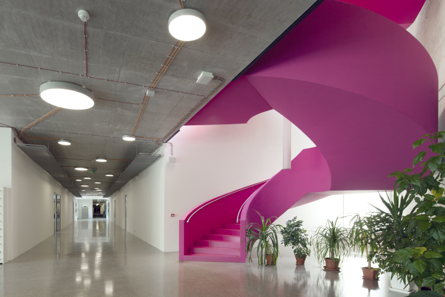 Nová budova základní školy v Roztokách