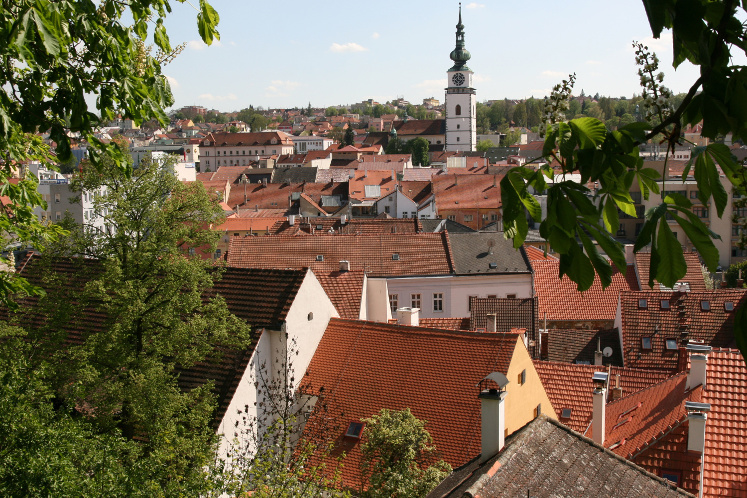 Střešní okna Solara KLASIK jsou určena pro památkově chráněné budovy; historické centrum Třebíče