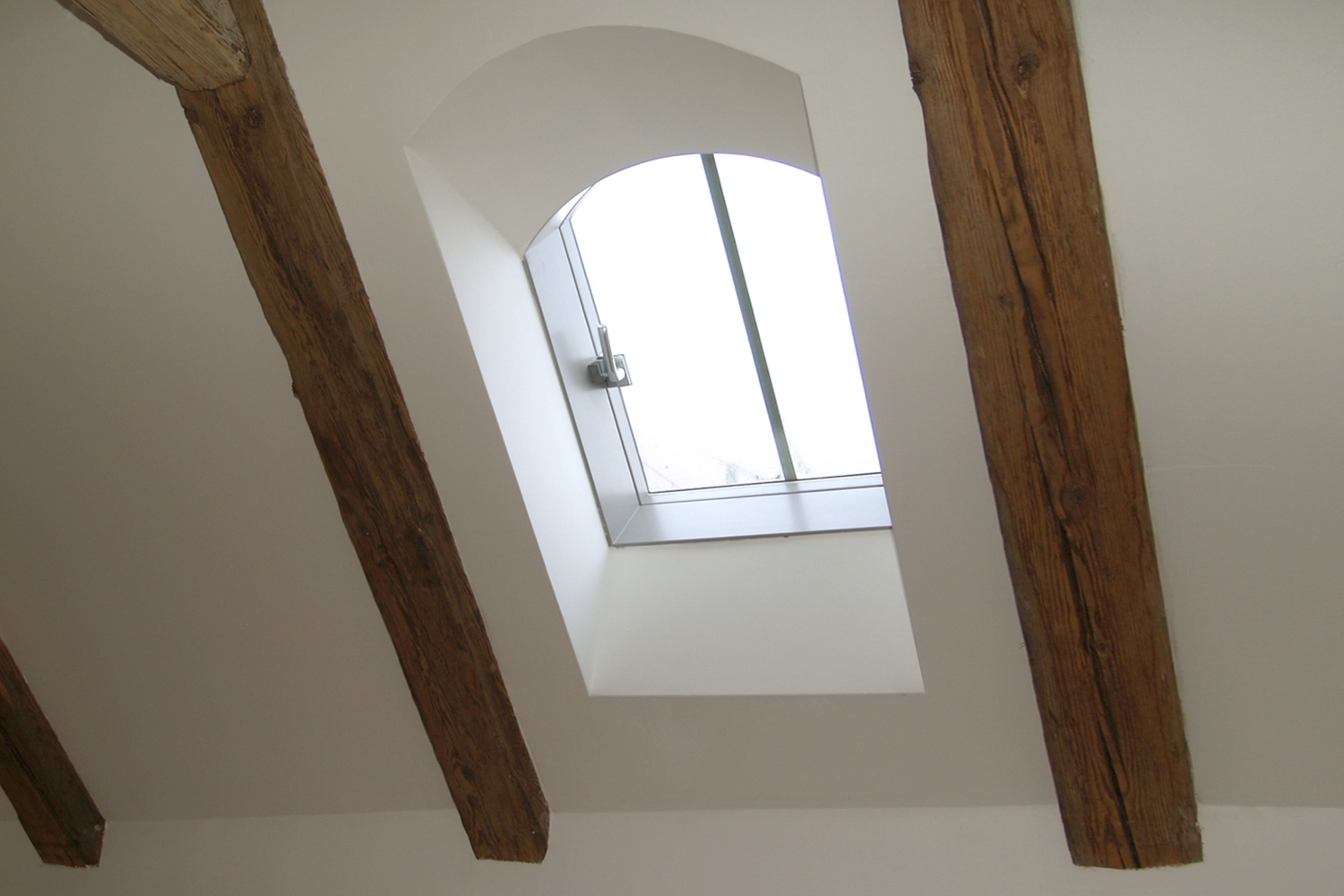 Střešní okno Solara KLASIK Rondo – klika a rám v zákrytu, velká plocha skla