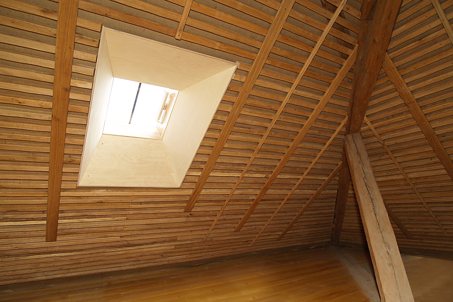 Střešní okno Solara KLASIK s dobře provedeným ostěním pro maximální prosvětlení interiéru