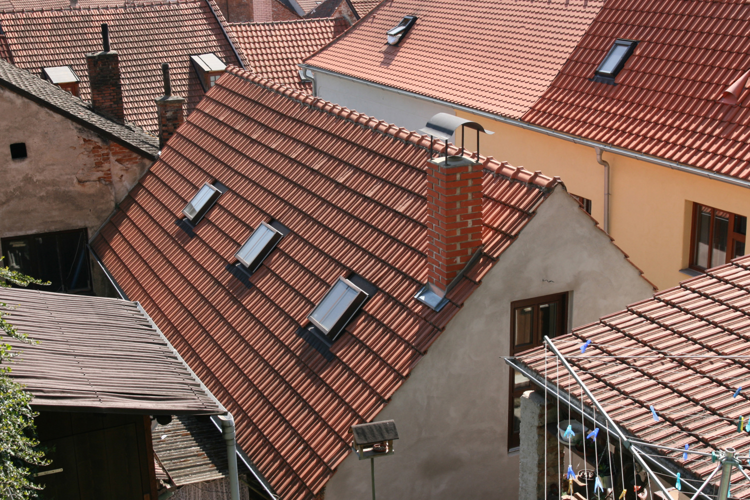 Repliky kominických výlezů Solara KLASIK na střeše domku v historickém centru Třebíče