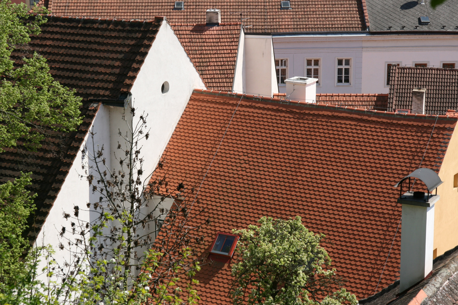 Střešní okno Solara KLASIK na domě sousedícím se Zadní synagogou v Třebíči