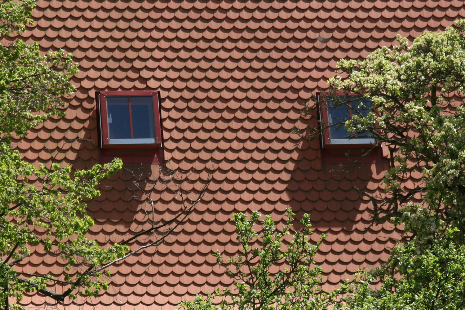 Střešní okna Solara KLASIK v Třebíči – provedení oplechování v červeném hliníku