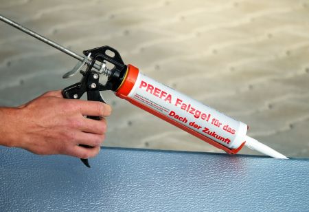 Nejlepší postup práce je nanášení gelu do vnitřní části velké drážky otočeného naprofilovaného šáru