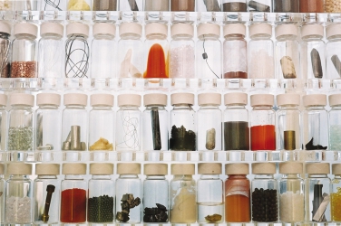 Obr. 2: Část sbírky knihovny materiálů v King’s College v Londýně, která byla vytvořena jako otevřené fórum pro umělce, architekty, designéry a materiálové vědce