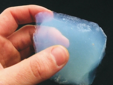 Obr. 4: Křemičitý aerogel vyrobený v laboratořích NASA je transparentní formou písku, jehož nanostruktura obsahuje až 99,8 % vzduchu. Aerogel je nejlehčí pevná látka na světě