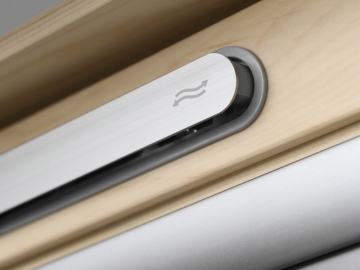 Dřevěná střešní okna VELUX se spodním ovládáním řady Standard a Standard Plus mají dvoustupňový systém ventilace