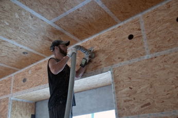 Obr. 1: Foukání Climatizeru Plus® do dutiny dřevostavby vytvořené oboustranně OSB deskami