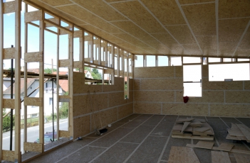 Obr. 2: Rýsující se konstrukce dřevostavby systému „Two by Four“, která bude kompletně izolována foukanou celulózovou izolací Climatizer Plus® 