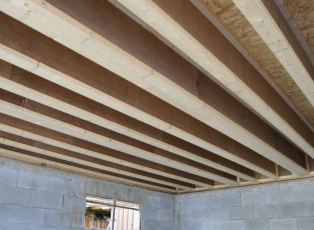 Obr. 6: Strop připravený pro záklop a foukanou izolaci, která se dostane do každé sebemenší dutiny. Nízká objemová hmotnost Climatizeru nezatěžuje strop svojí vahou 