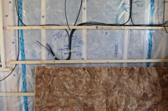 Instalace jsou až na nutné výjimky vedené v instalační mezeře