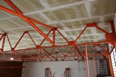 Obr. 6: Sádrokartonový podhled po vytmelení