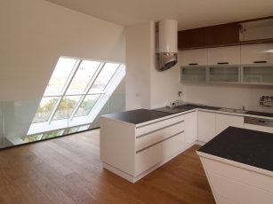 Střešní ateliérové prosklení Solara VARIATIK přes dvě poschodí mezonetového bytu na Vinohradech