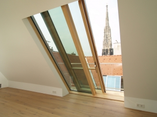 Posuvné střešní okno Solara PERSPEKTIV zabudované na úroveň podlahy slouží k výstupu na terasu