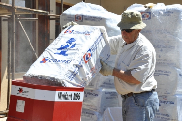 Detail práce aplikační firmy Jiří Nejedlý – plnění foukacího stroje Climatizerem Plus®