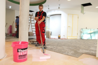 Pro nanesení na vystěrkované savé podklady je ideální váleček z pěnového materiálu s velkými póry