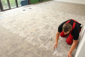 Vkládání vzorované kobercové dlaždice do plochy