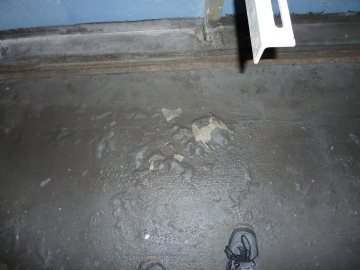 Defekty povrchové úpravy v důsledku zvýšené vlhkosti podkladu