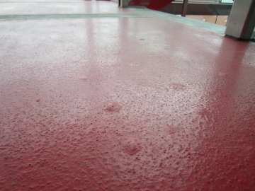 Defekty povrchové úpravy v důsledku zvýšené vlhkosti podkladu