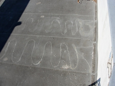 Obr. 3: Lepenie fólie z PVC-P (s kašírovanou textíliou) k podkladu z polystyrénu pomocou asfaltu po 14 rokoch