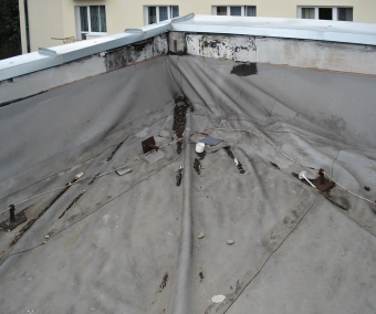 Obr. 4: Zmraštenie fólie z PVC-P (bez výstužnej PES mriežky) v dôsledku priameho kontaktu s asfaltom po dobe expozície 5 rokov