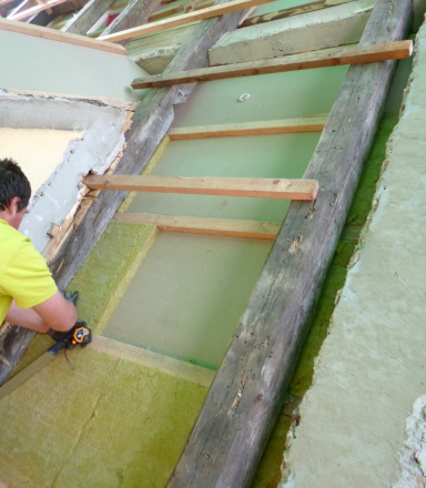 Po odstranění původní tepelné izolace a mikrotenové fólie přichází vložení první vrstvy stabilního tepelného izolantu