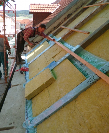 Následuje pokládka sanační parozábrany a doplnění tepelného izolantu na požadovanou tloušťku