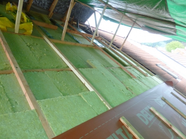 Sanační parozábrana DELTA-NOVAFLEXX vedená přes krokve a doplněný tepelný izolant chráněný prvotřídní fólií DELTA-MAXX PLUS