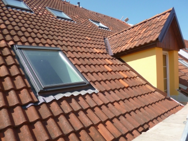 Původní krytina se vrací zpět na své místo